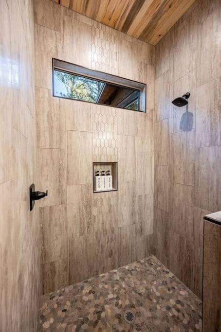 The Blaylock Cabin, 2 King, Hot Tub, Pet Friendly! Broken Bow Exterior foto