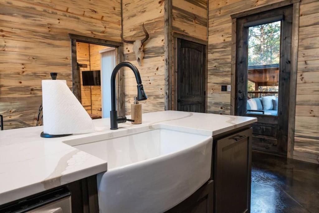 The Blaylock Cabin, 2 King, Hot Tub, Pet Friendly! Broken Bow Exterior foto